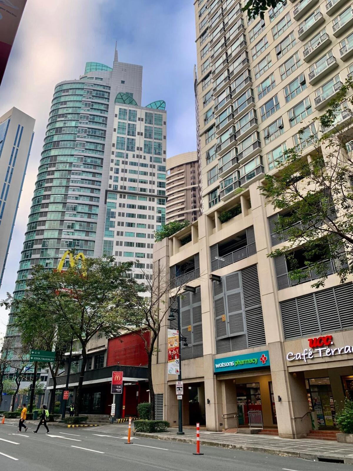 Apartment Budget View W Pool Access In Bgc Taguig Manila