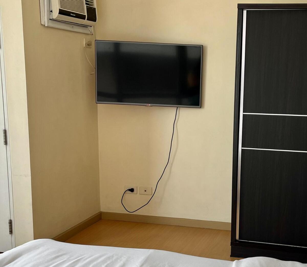 Apartment Budget View W Pool Access In Bgc Taguig *