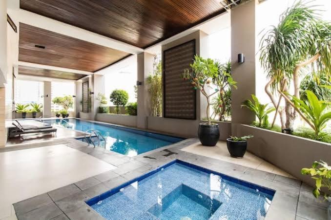 Mosaic Tower By Luxureich Aparthotel Makati City