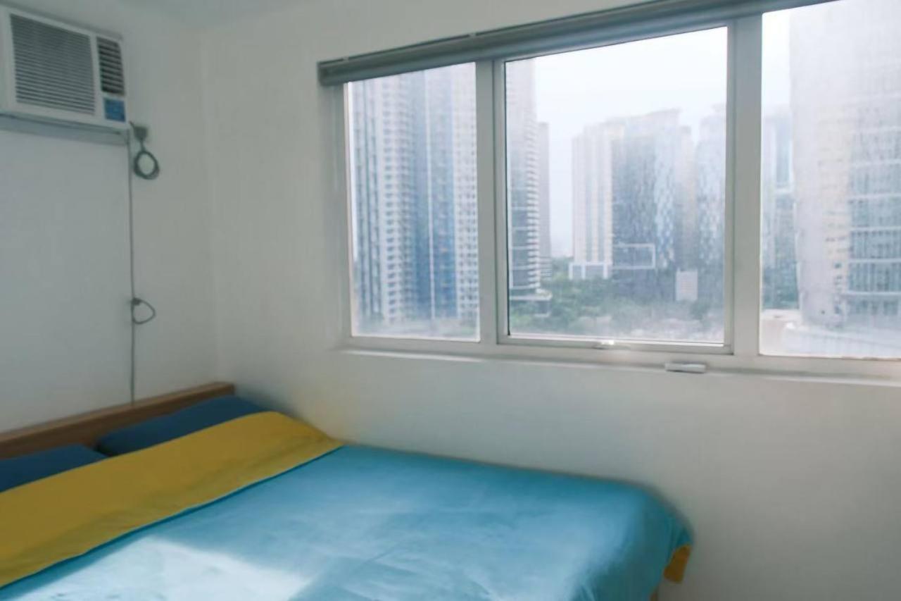 5-mins Sm Aura Cozy 2br Free Parking Apartment
