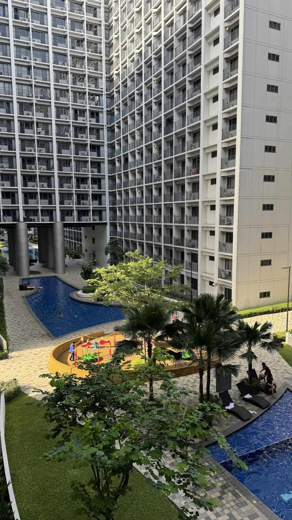 Studio, 1 Bedroom With Balcony, With Own Kitchen And Washing Machine, Cook And Wash Clothes, Pool View Or View, In Pasay Manila, Walking Distance To Mall Of And Bay, And 20mins Drive In Airport,shore Or Shell *