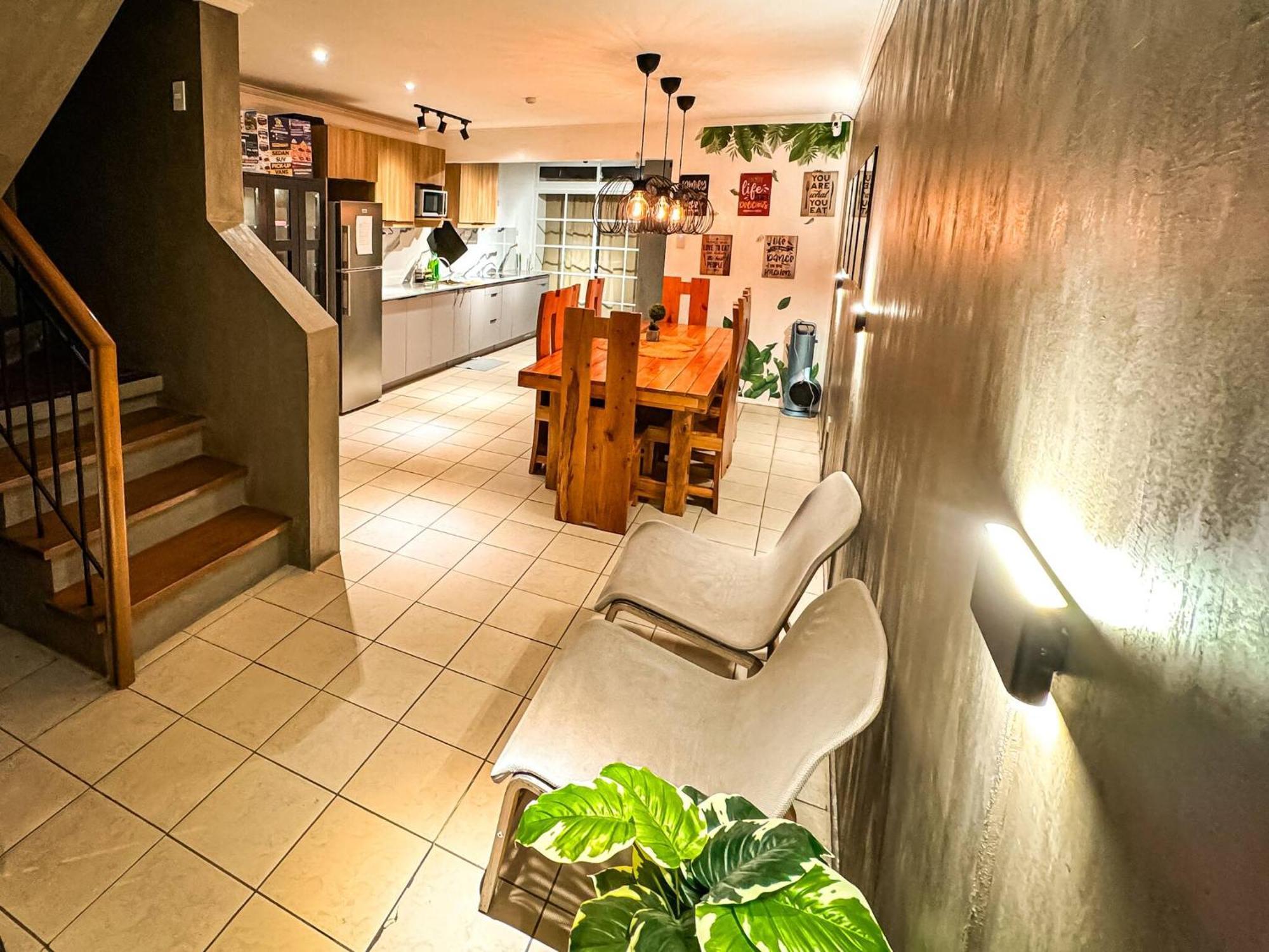 Holiday home Spacious 4br With Garage, 8-12guests, Near Airport Manila