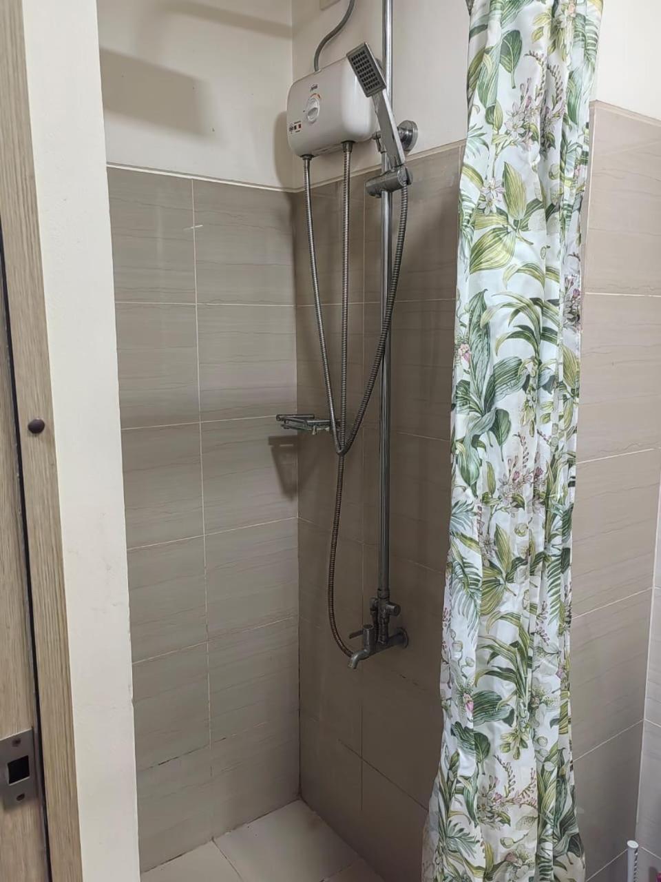 Studio, 1 Bedroom With Balcony, With Own Kitchen And Washing Machine, Cook And Wash Clothes, Pool View Or View, In Pasay Manila, Walking Distance To Mall Of And Bay, And 20mins Drive In Airport,shore Or Shell *