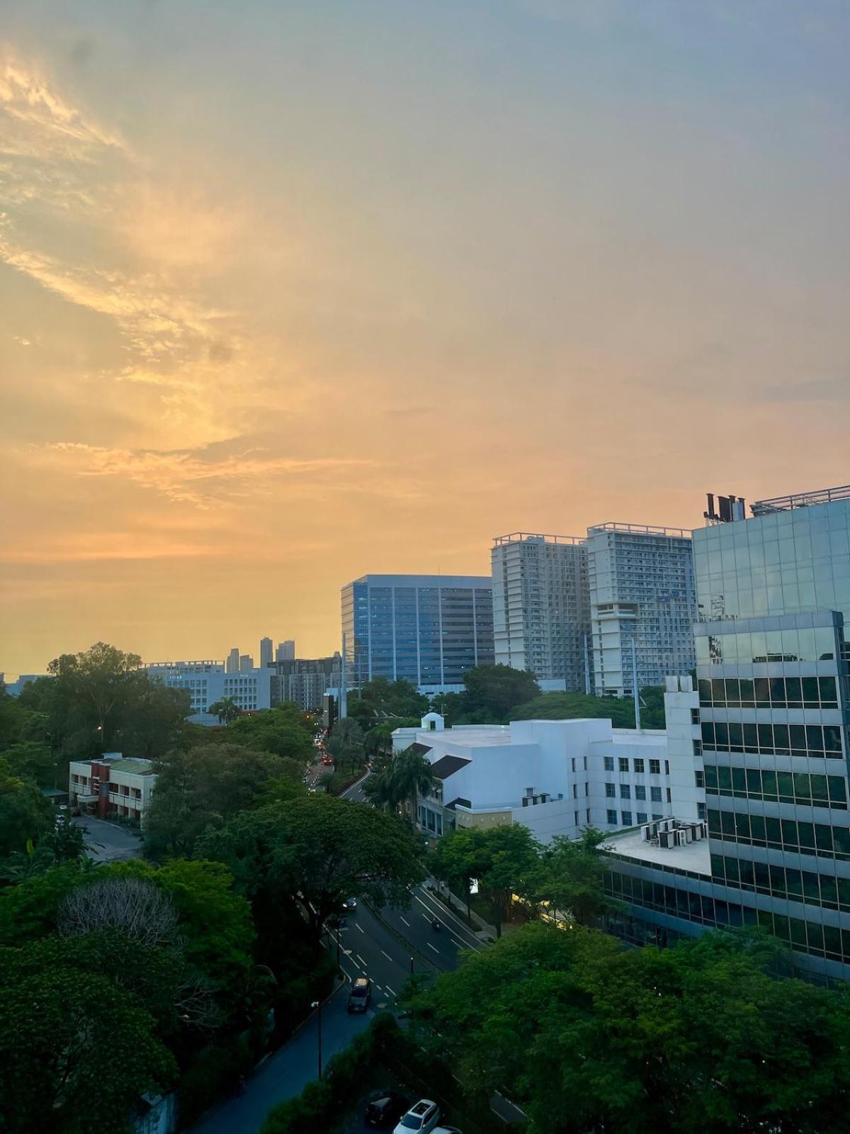 Elevated Staycation Bgc Venice Grand Canal Apartment Manila