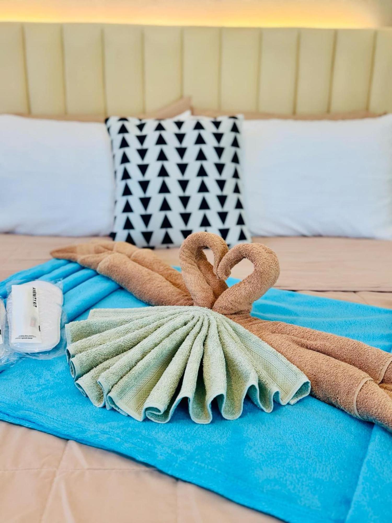 Budget Friendly Staycation Walking Distance To Venice Mall With Netflix And Wifi Apartamento Manila