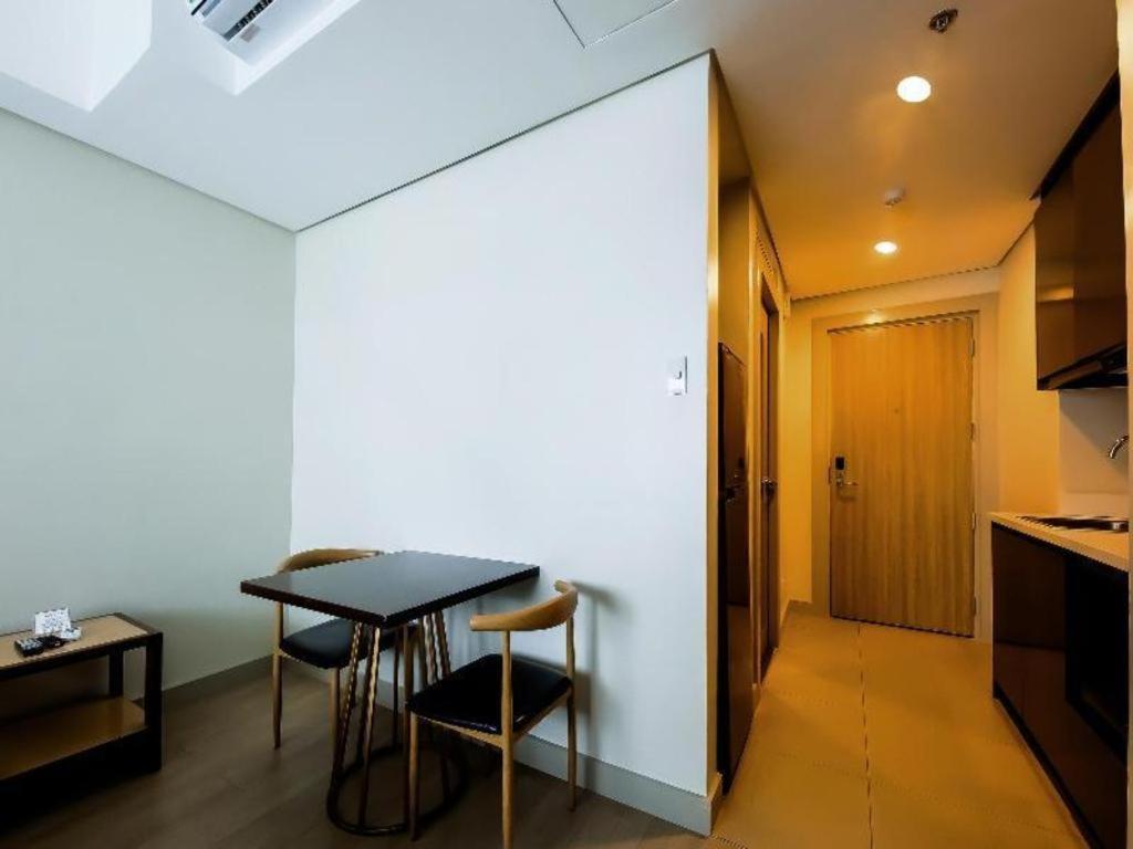 Capital O 804 The Residences At Bonifacio Civic Center Hotel