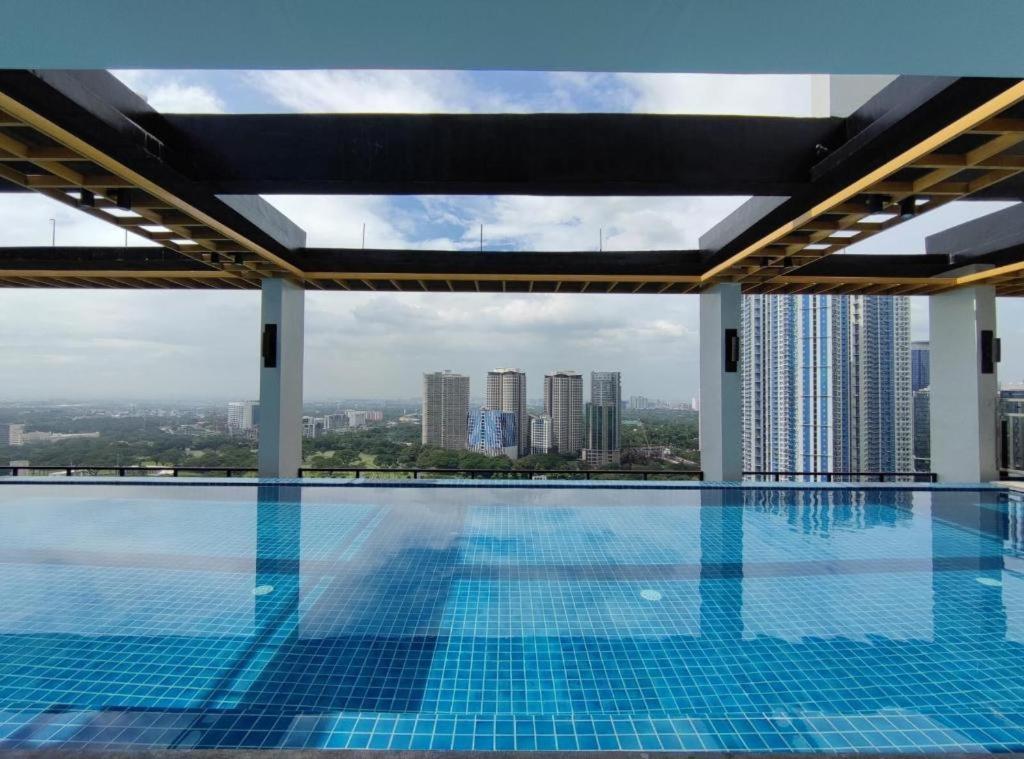Capital O 804 The Residences At Bonifacio Civic Center 2* Taguig