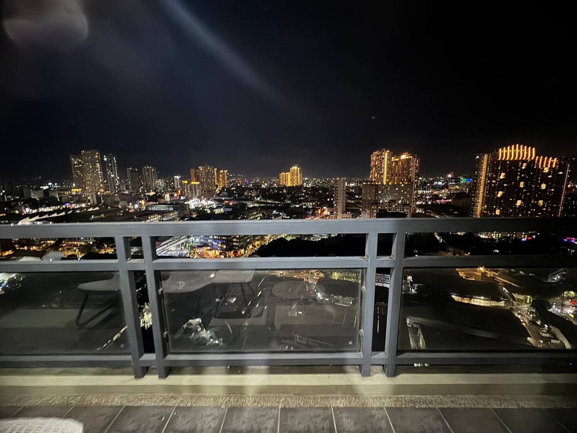 Flair Towers Near Mrt Bonifacio And Shaw Within Greenfields Manila