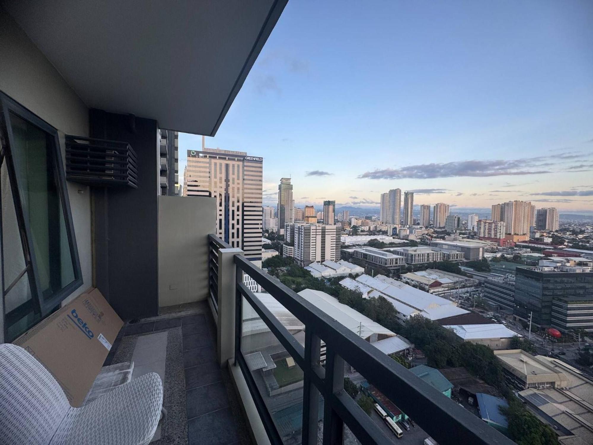 Flair Towers Near Mrt Bonifacio And Shaw Within Greenfields Holiday home