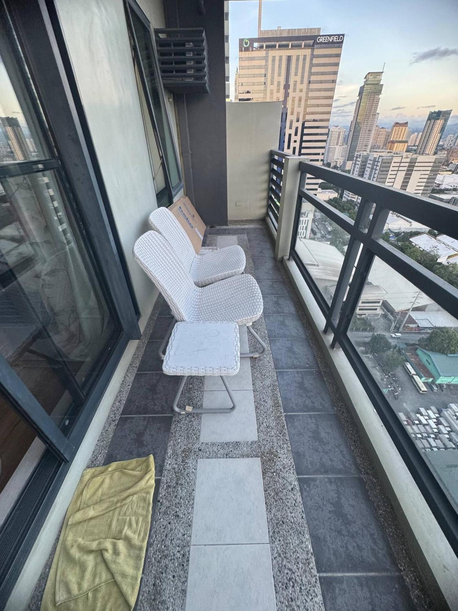 Flair Towers Near Mrt Bonifacio And Shaw Within Greenfields Holiday home