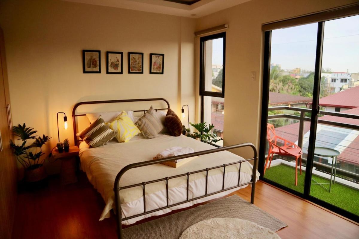 Modern Eclectic Townhouse In Diliman Quezon Casa de férias