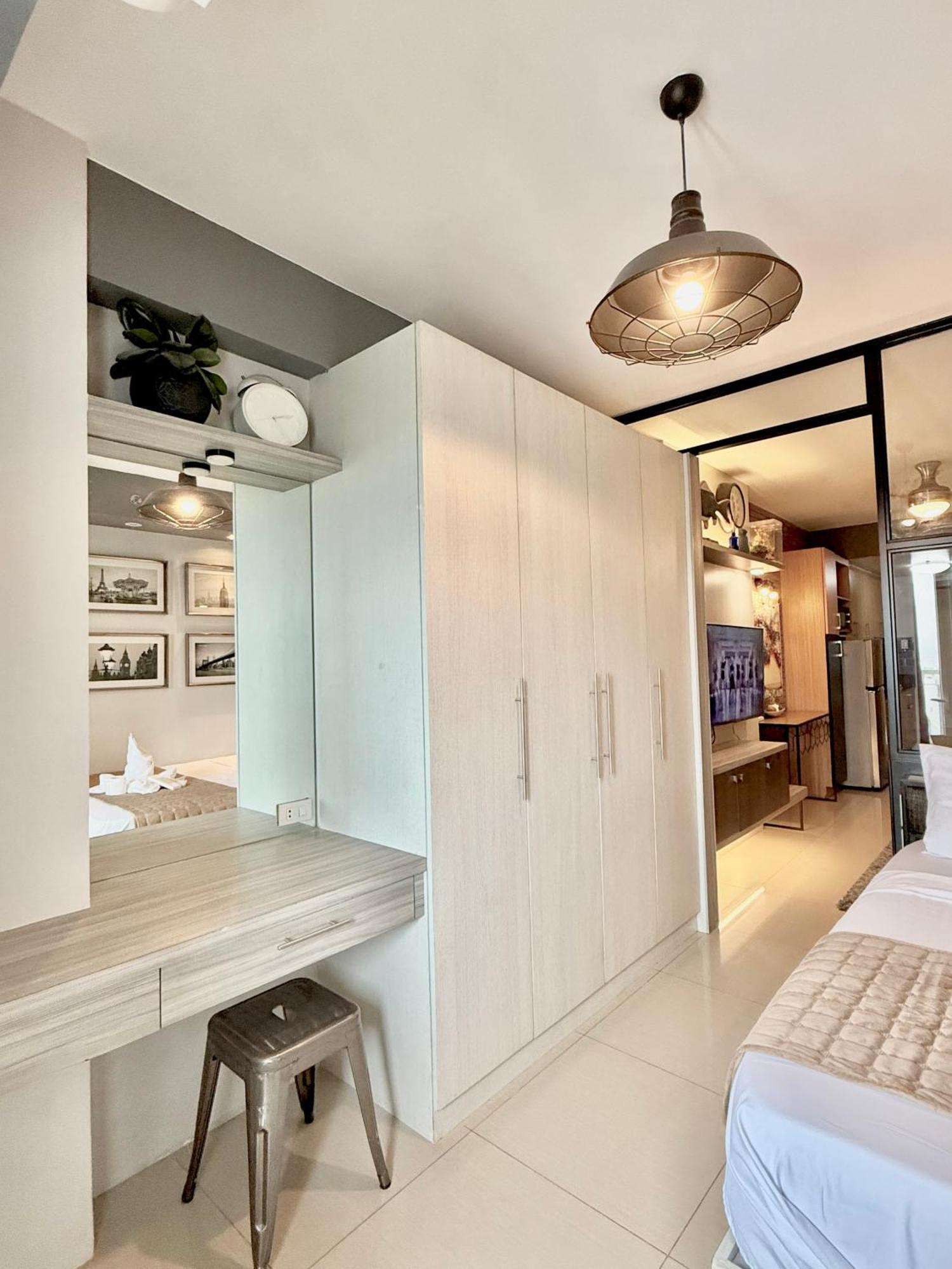 Aiza's Place In Shell Residences Moa Apartment