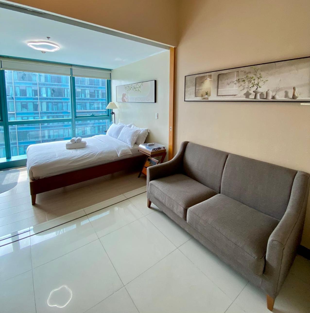 Thompson Suites Queen Room, One Uptown Residences, Xbox & Netflix *