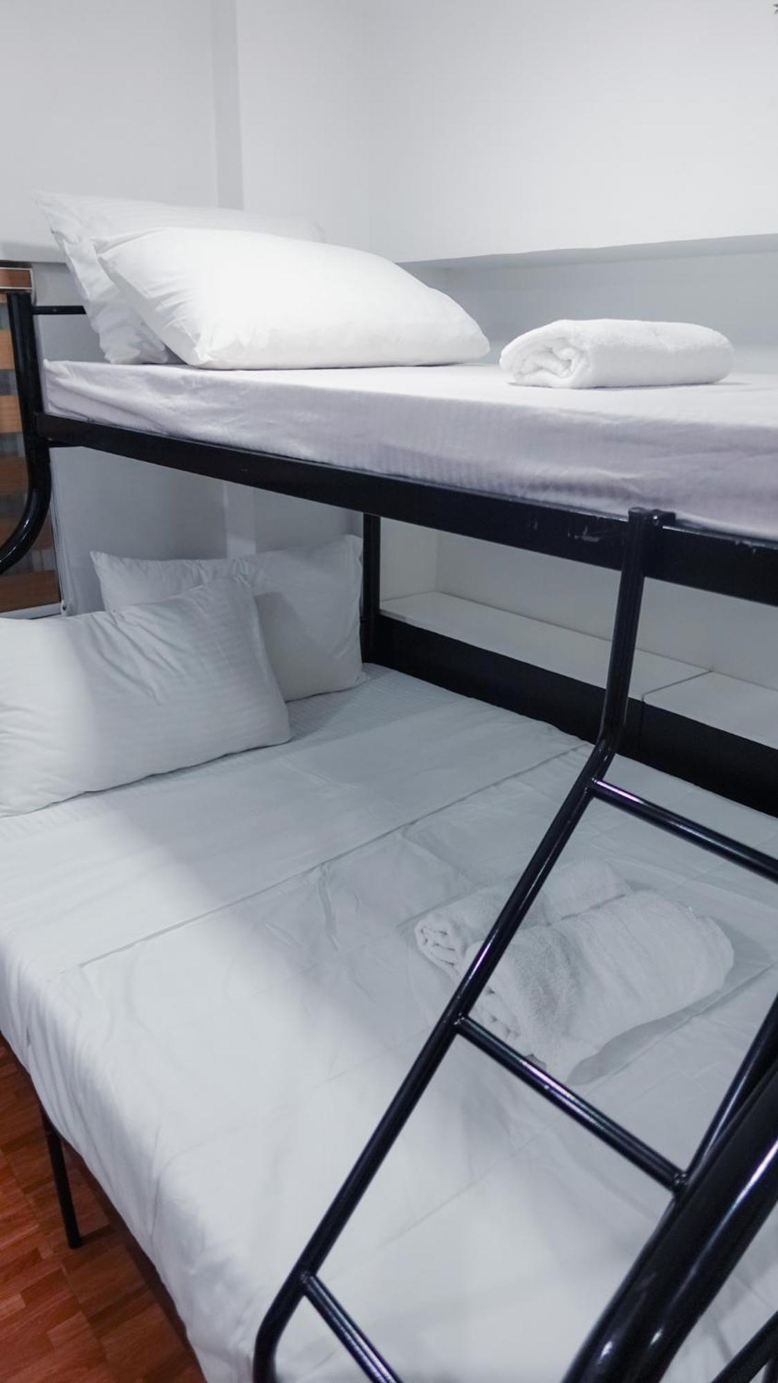 Group For 6 With 3 Bunk Beds, Kitchen, Wi-fi & Netflix, Near Mrt Boni * Manila