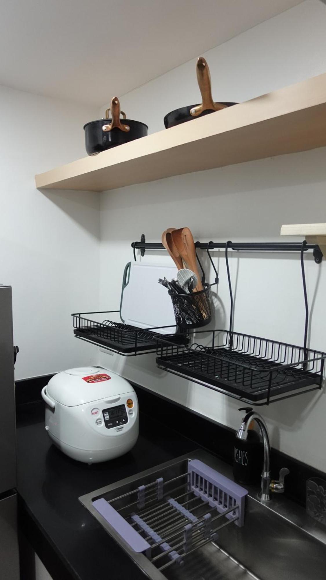 Apartment Group For 6 With 3 Bunk Beds, Kitchen, Wi-fi & Netflix, Near Mrt Boni