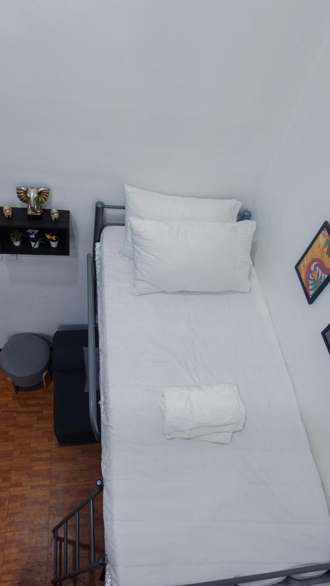 Apartment Group For 6 With 3 Bunk Beds, Kitchen, Wi-fi & Netflix, Near Mrt Boni