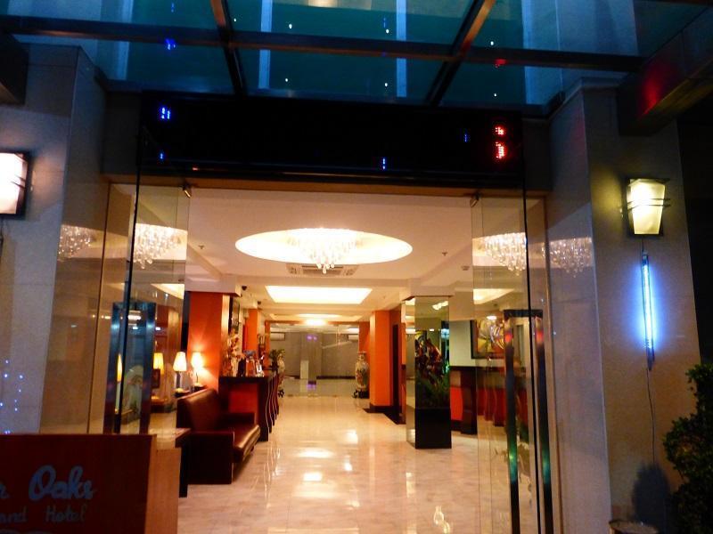 Hotel Silver Oaks & Manila