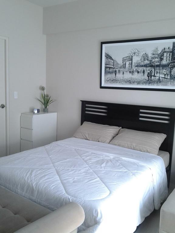 One Palm Tree Apartment *