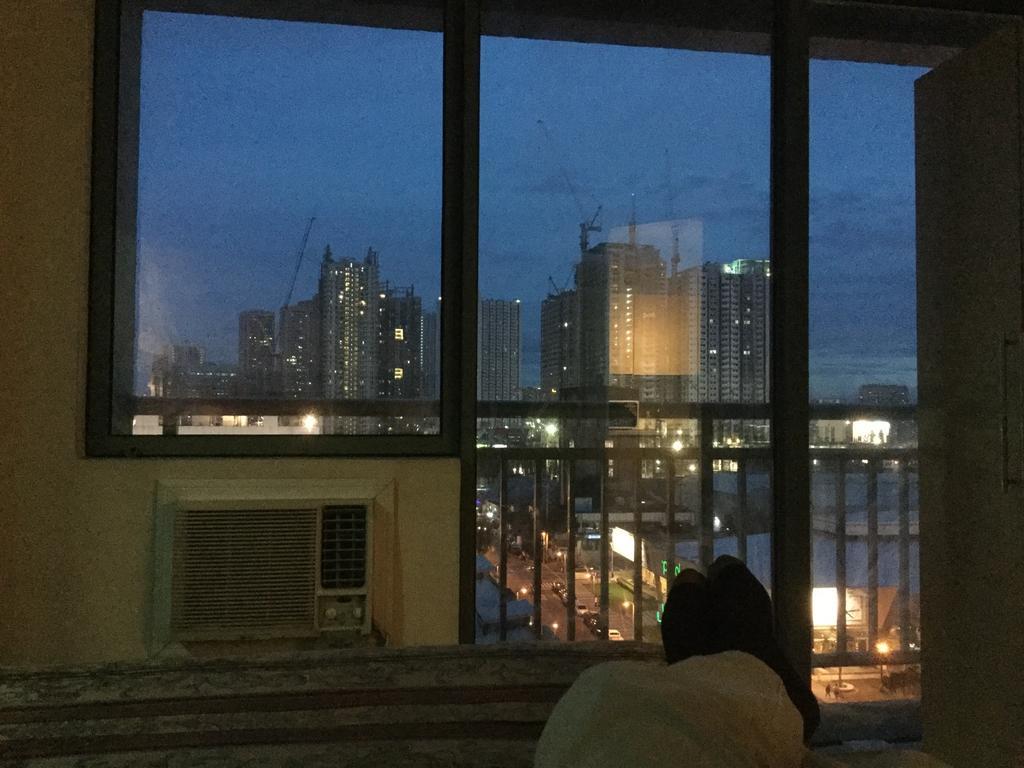 Ortigas 2 Bedroom Corner Unit With 2 Queen Across Shangrila Manila