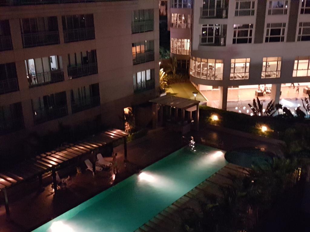 Ortigas 2 Bedroom Corner Unit With 2 Queen Across Shangrila *
