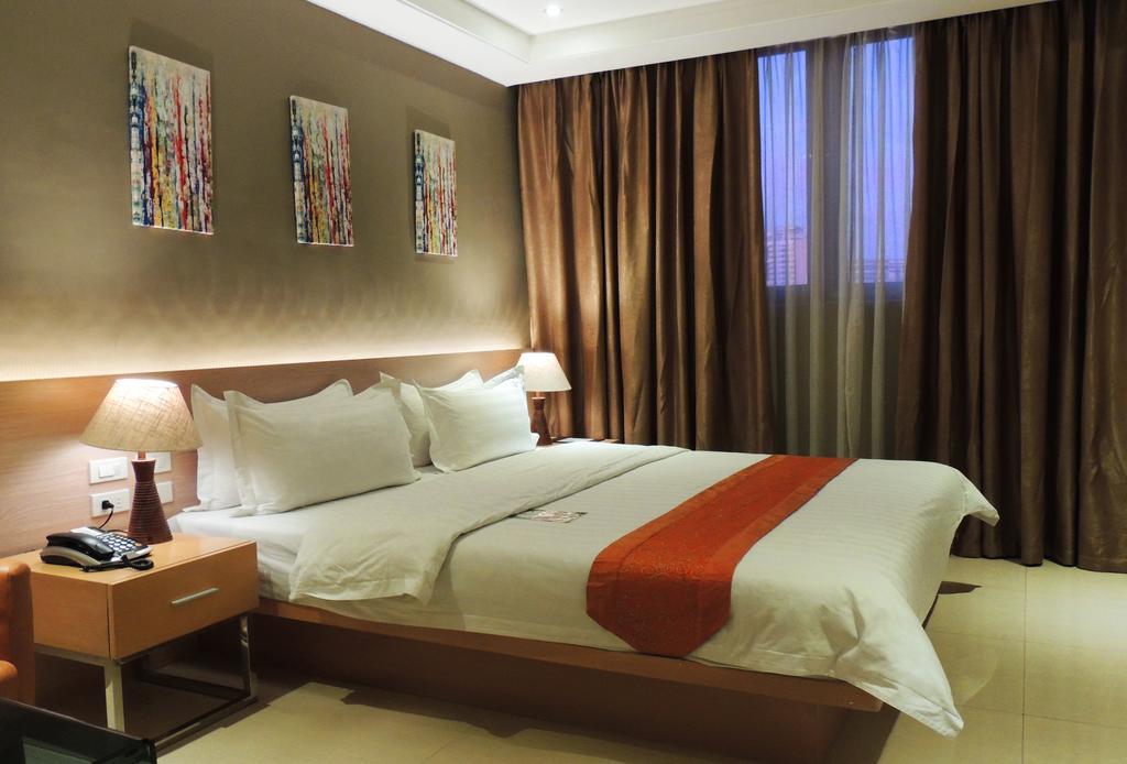 Dela 3* Manila