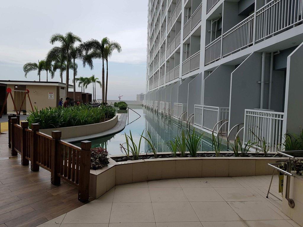 Studio Unit At The Breeze Residences *