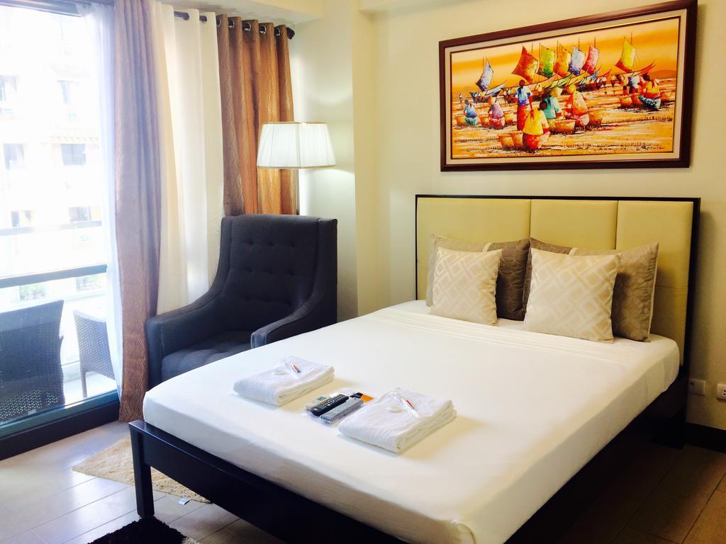 Two Palm Tree Aesthetic Condotel * Manila