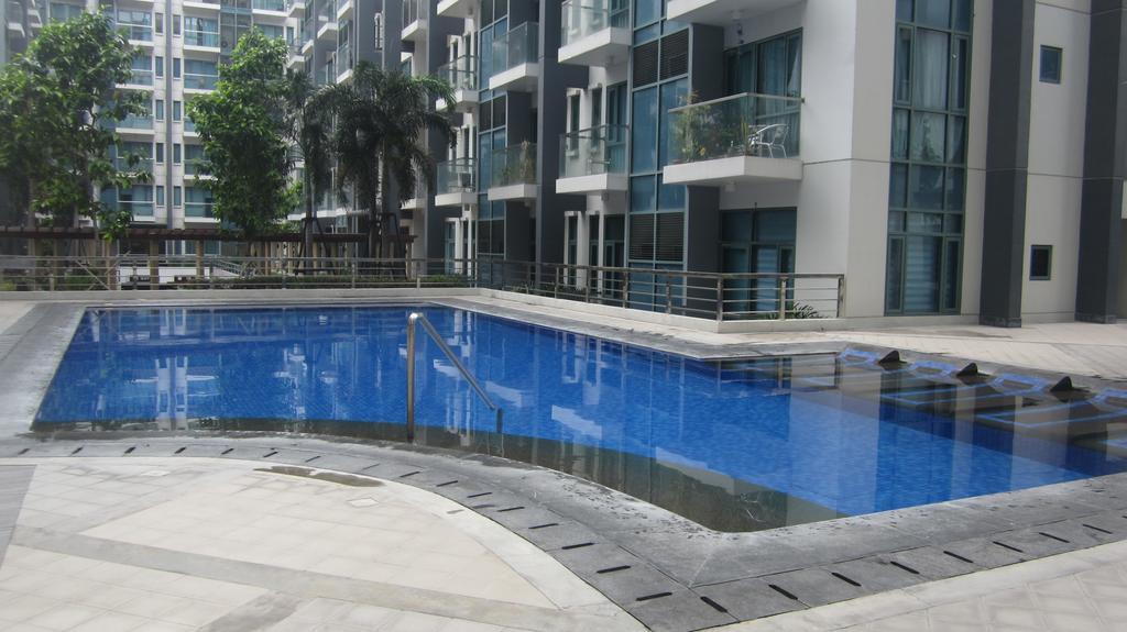 Palm Tree Near Mnl Airport Terminal 3 By Elr Apartment Manila