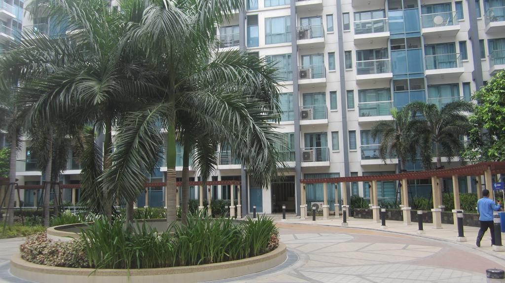 Palm Tree Near Mnl Airport Terminal 3 By Elr Apartment Manila