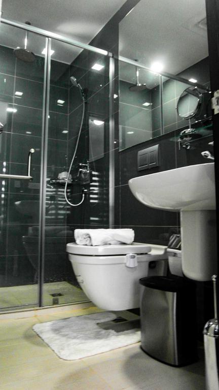 Modern Luxury Lower Penthouse Unit Apartment *