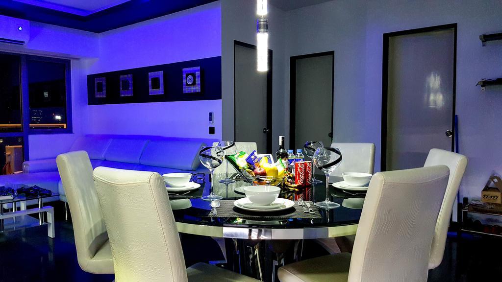 Modern Luxury Lower Penthouse Unit Apartment *