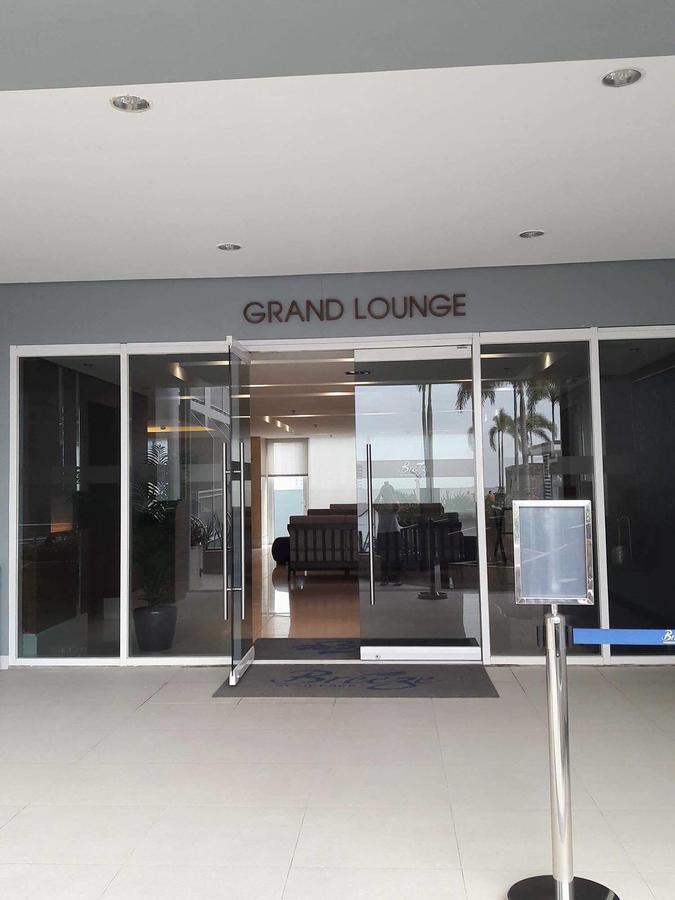 De Luxe, Standard And -the Breeze Residences-close To Airport,mall Of Asia, Us Embassy Manila