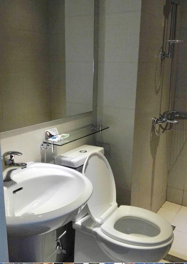 Azure C7 Balcony, Wifi, Near Mall Airport *