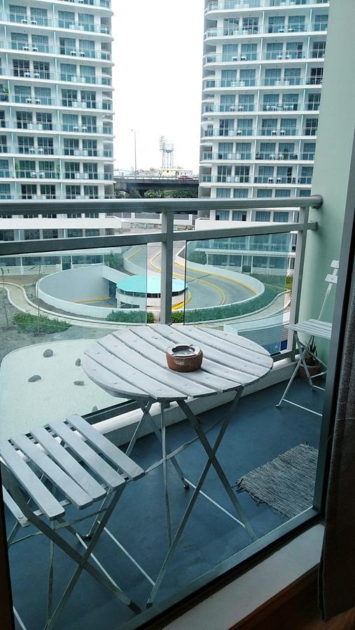 Azure C7 Balcony, Wifi, Near Mall Airport Apartment *