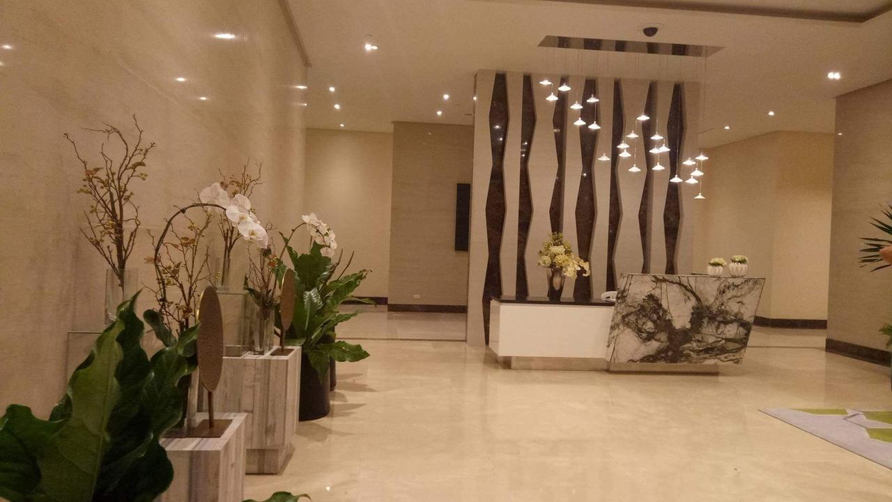 Simple Habitat @ Viceroy Mckinley Hill Apartment *