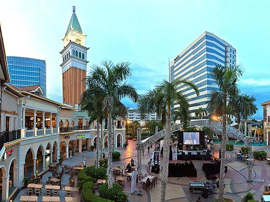 Simple Habitat @ Viceroy Mckinley Hill *