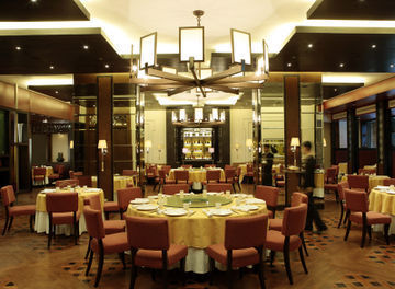 Renaissance Makati City 5*