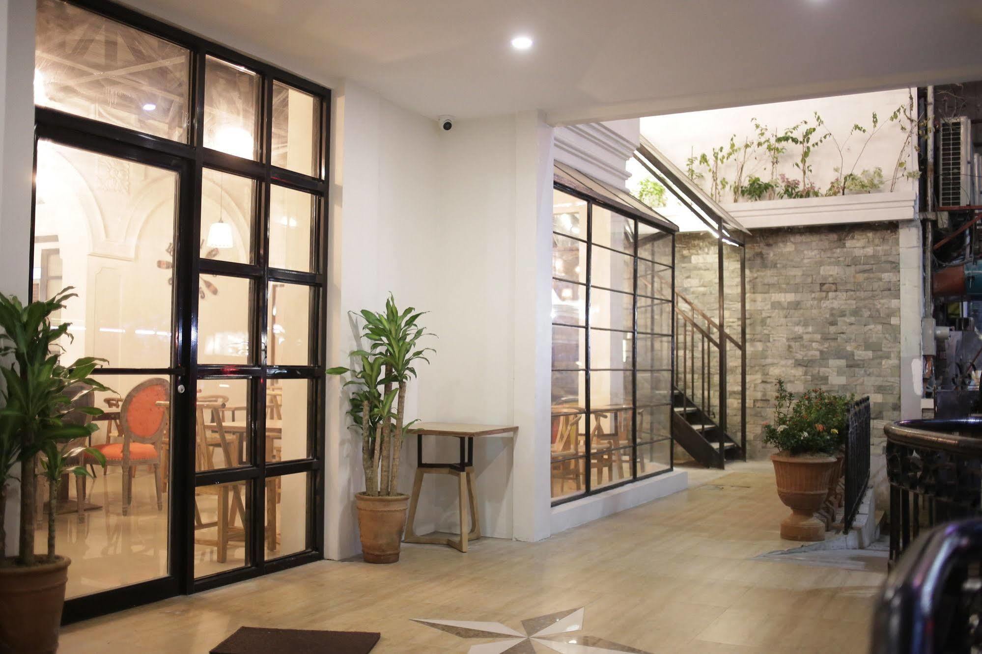 Tambayan Capsule & Bar Manila