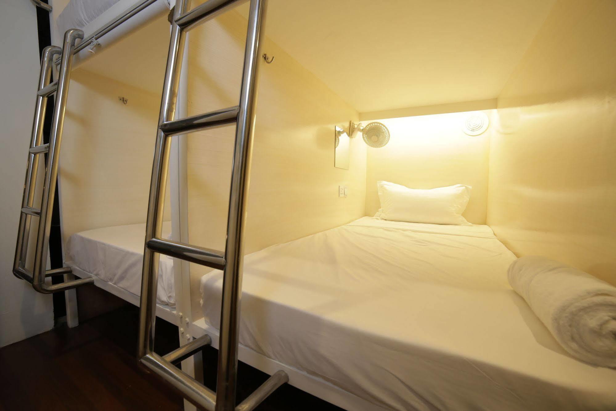 Hostel Tambayan Capsule & Bar Manila