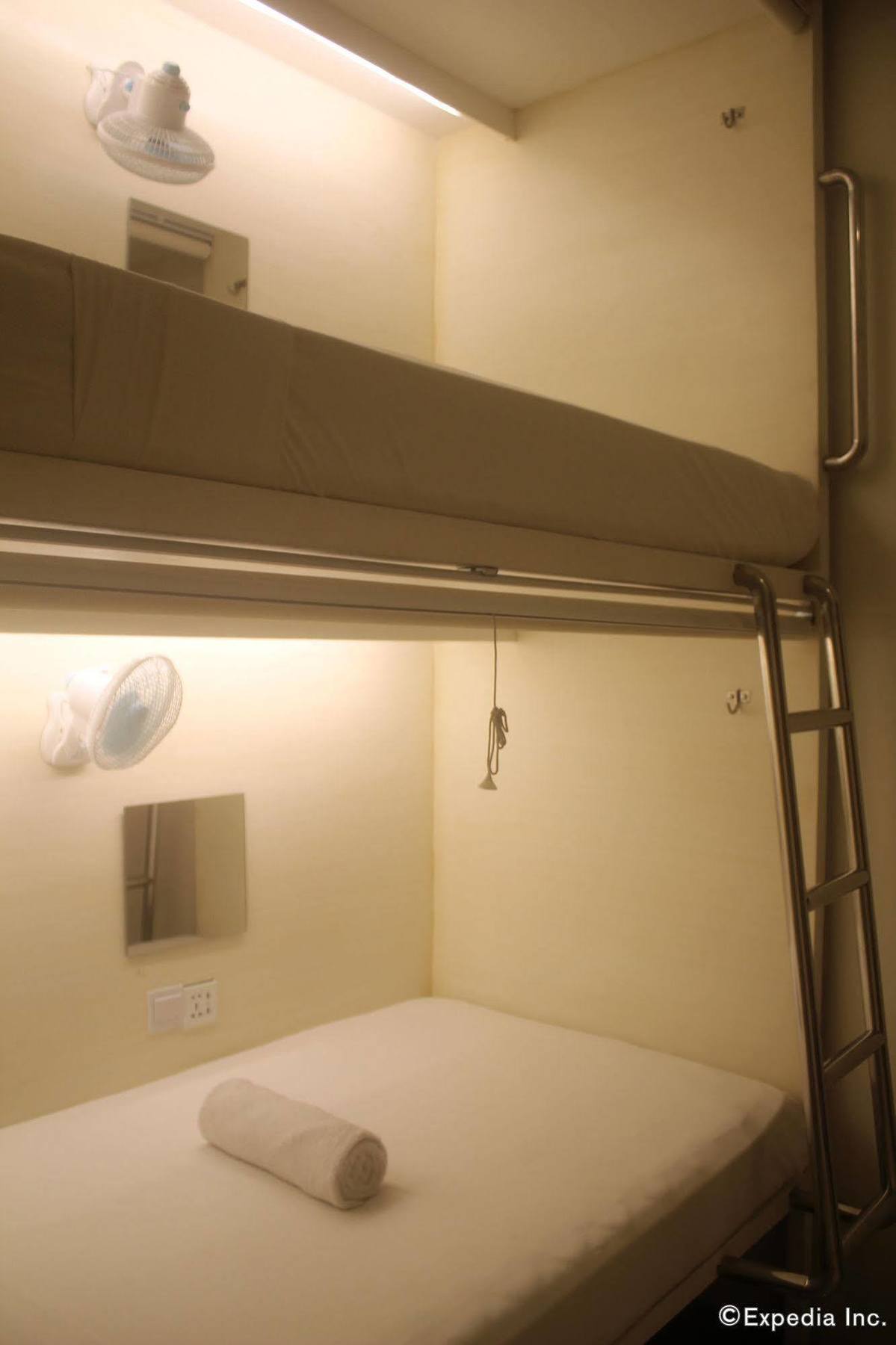 Hostel Tambayan Capsule & Bar