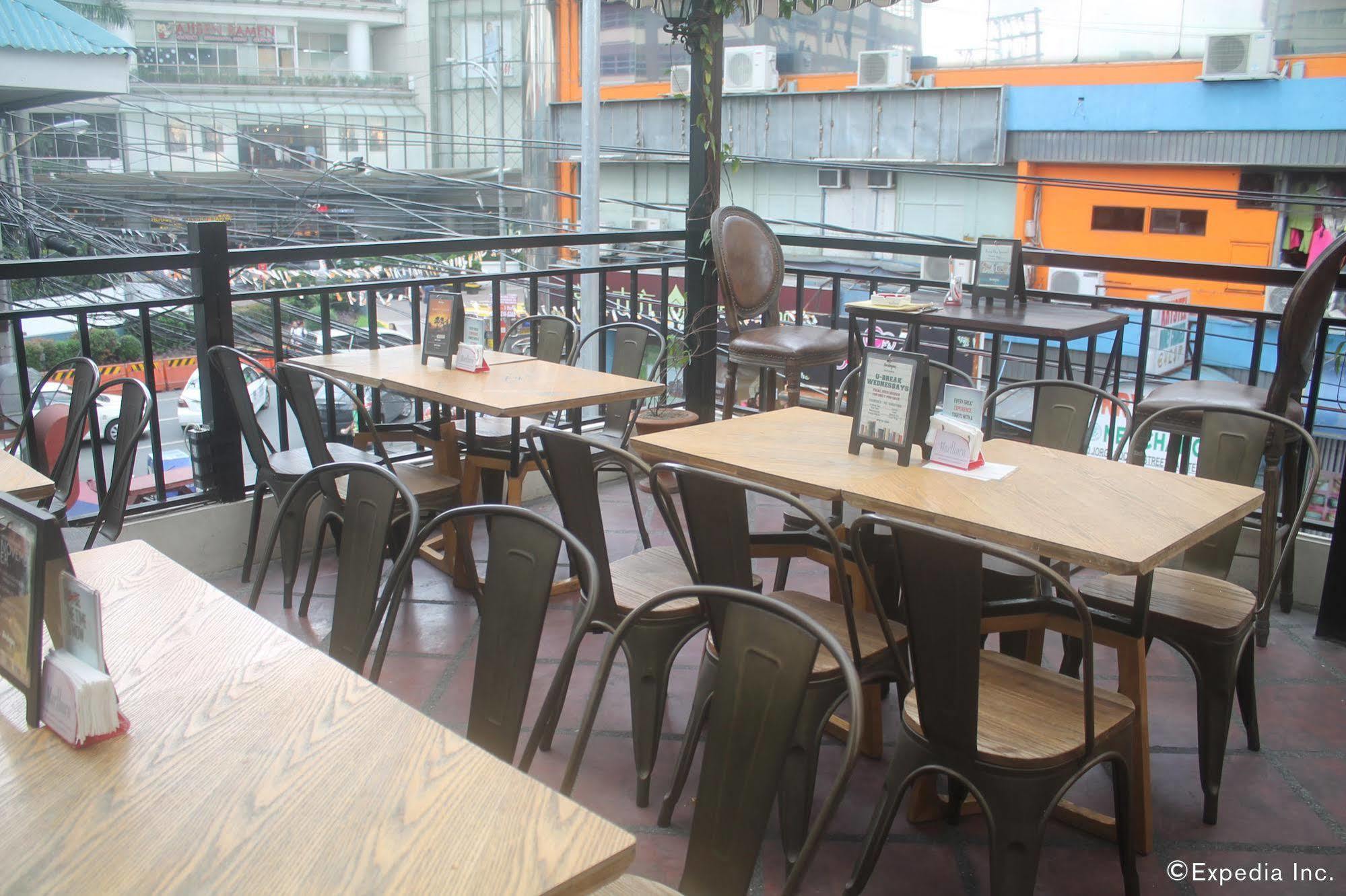 Hostel Tambayan Capsule & Bar Manila