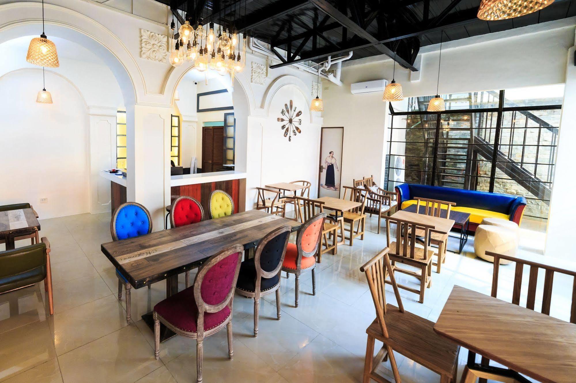 Hostel Tambayan Capsule & Bar