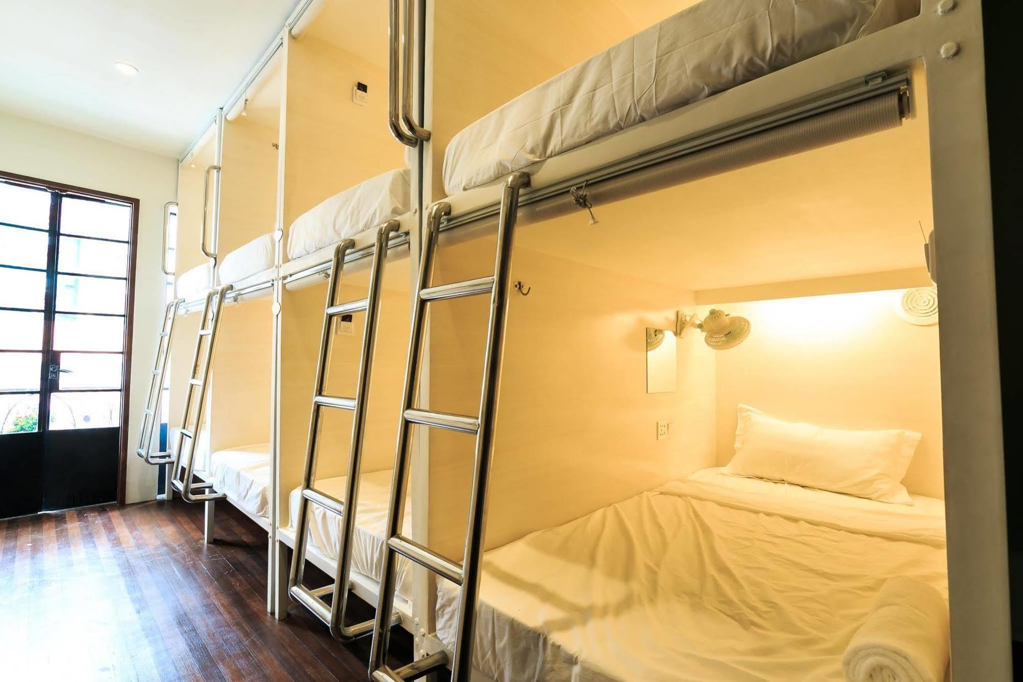 Hostel Tambayan Capsule & Bar