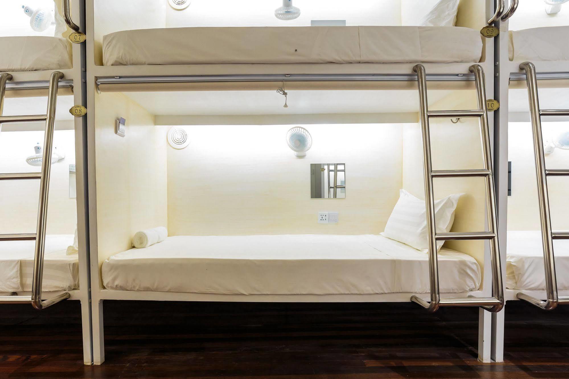 Hostel Tambayan Capsule & Bar