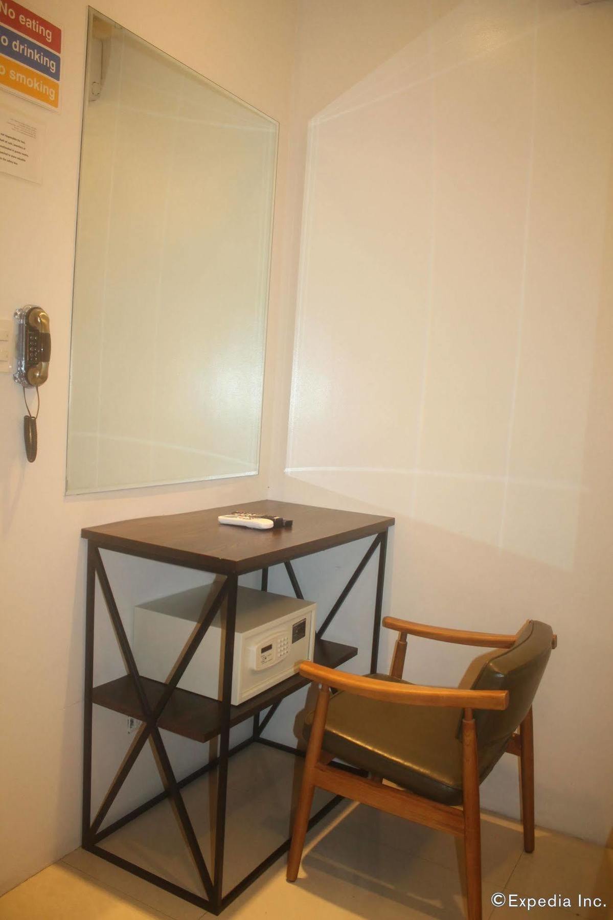 Tambayan Capsule & Bar Hostel *