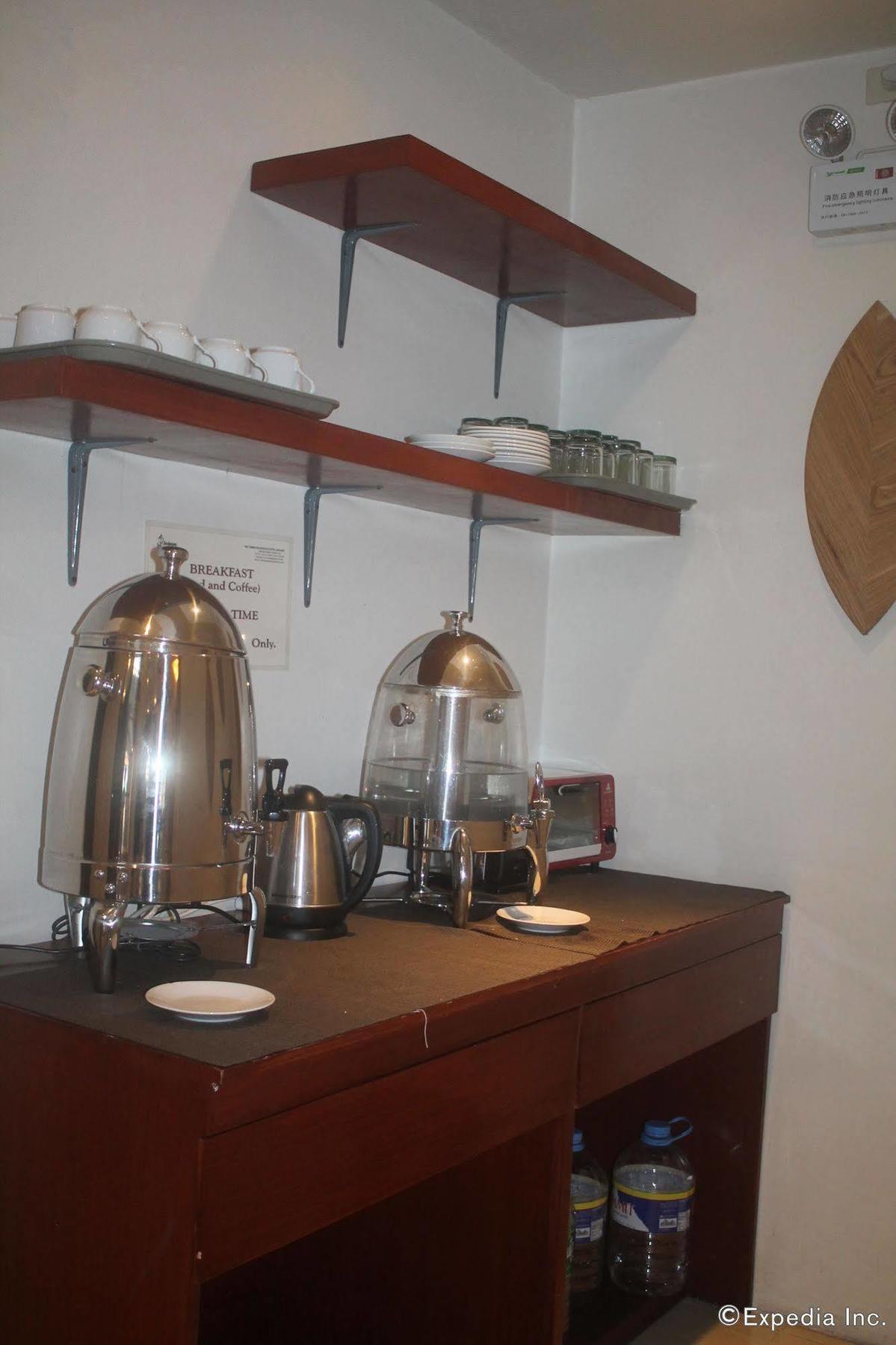 Hostel Tambayan Capsule & Bar