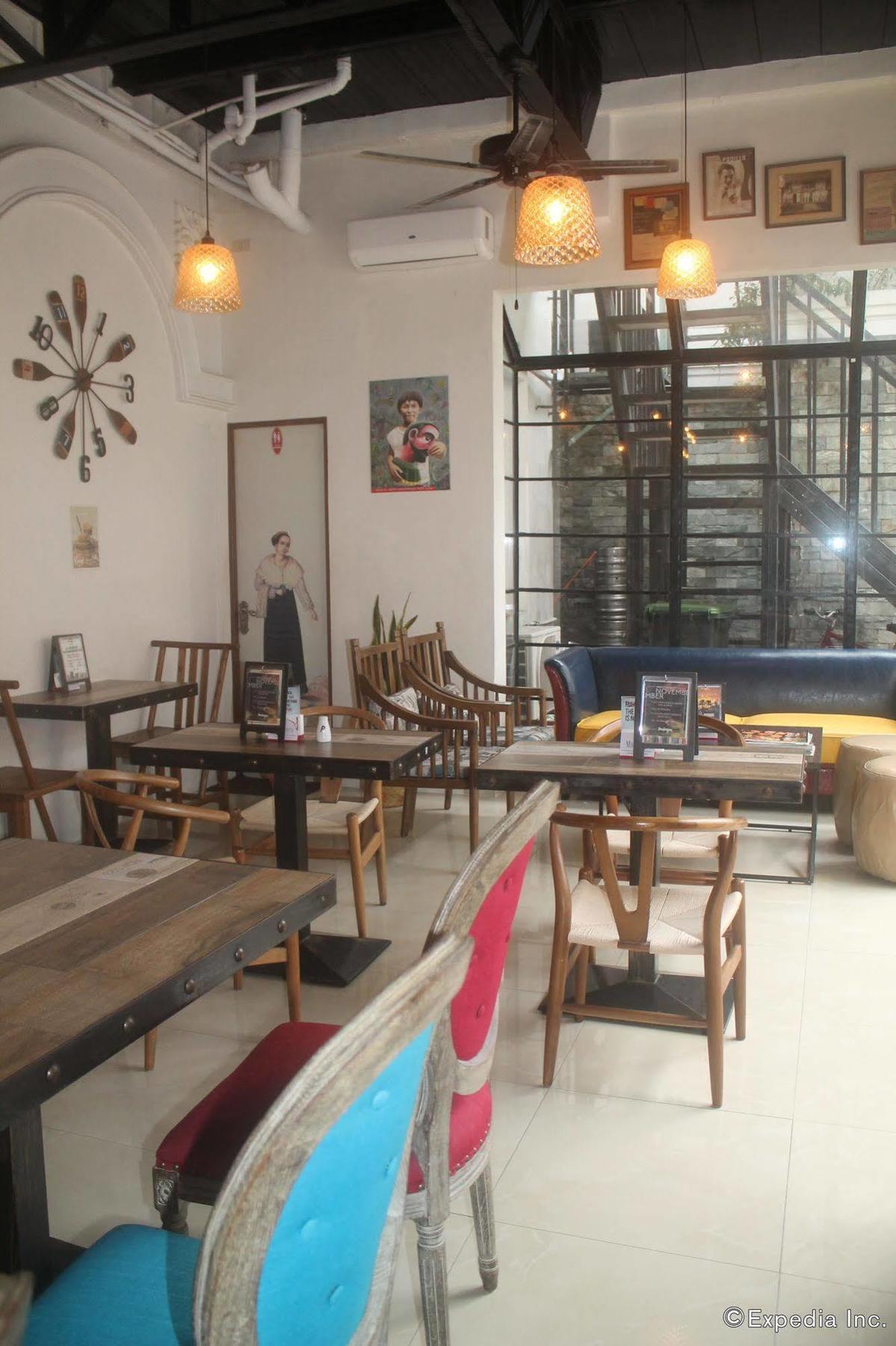 Tambayan Capsule & Bar Hostel *