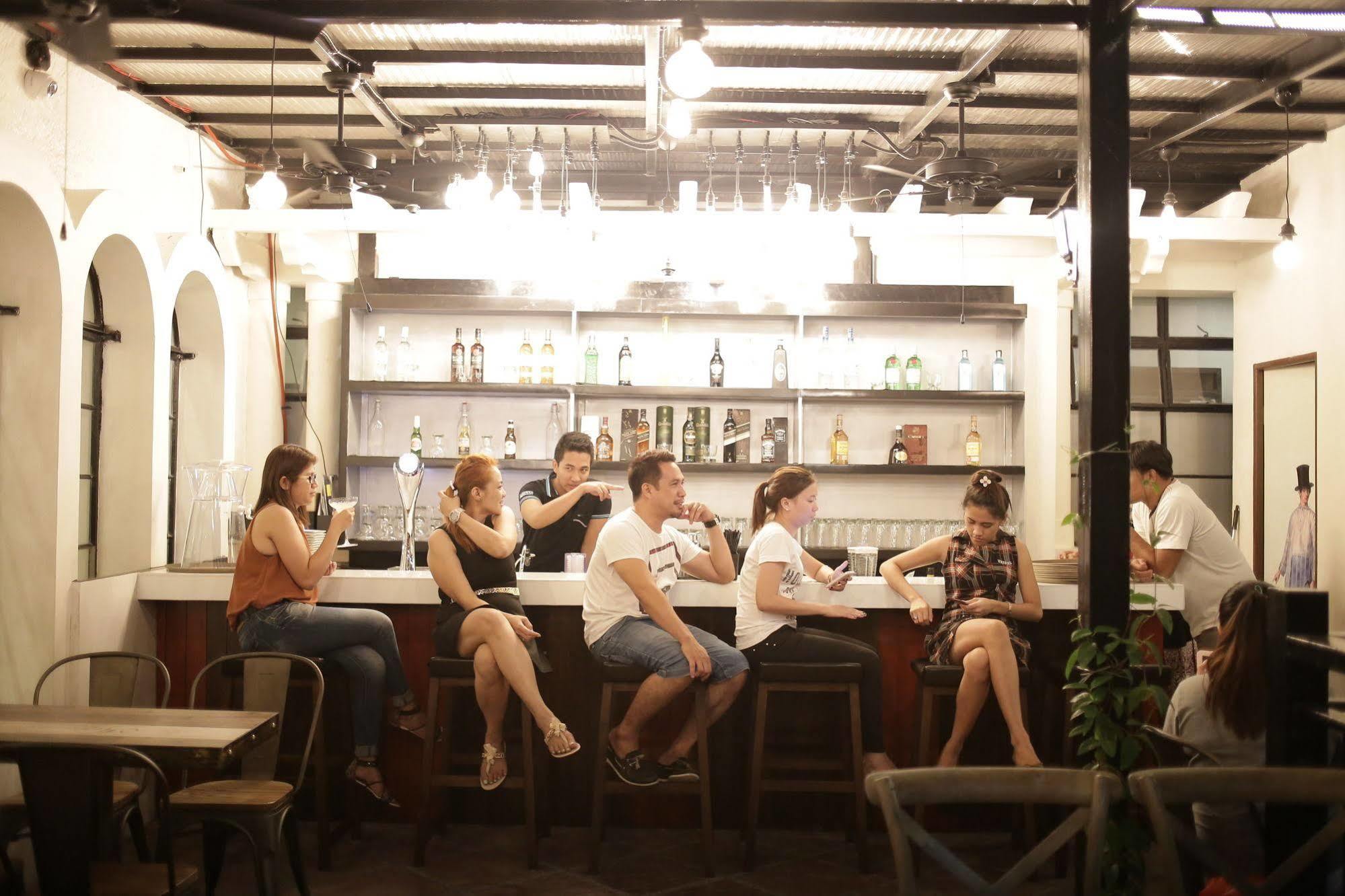 Hostel Tambayan Capsule & Bar *