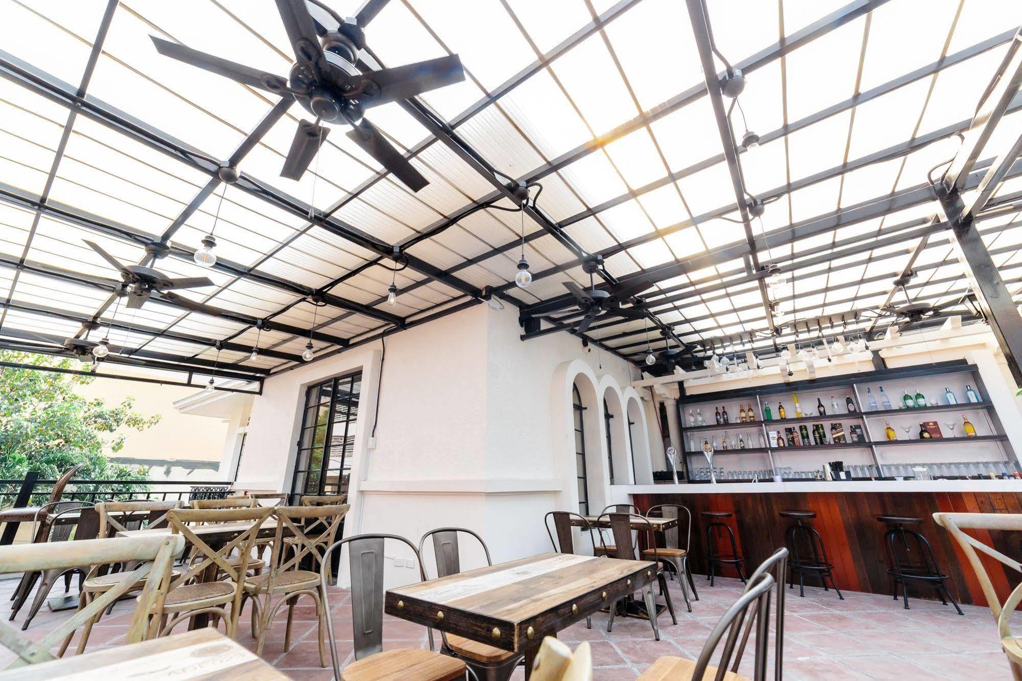 Hostel Tambayan Capsule & Bar Manila