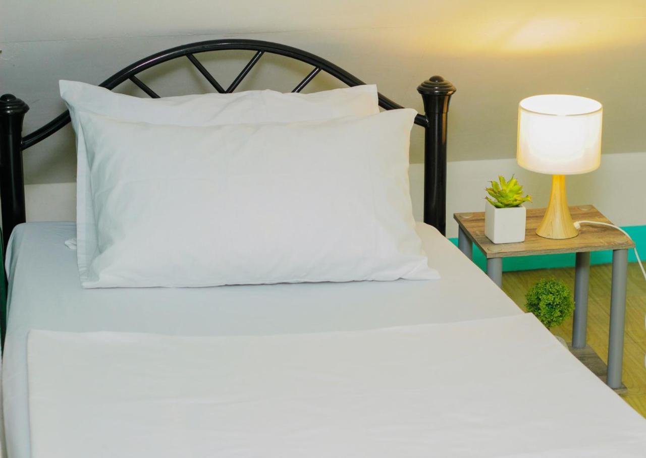 Backpackers - Nomadsmnl Homestay Manila